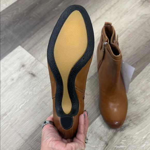 Elegant Tan Leather Ankle Boots - Picture 2 of 5